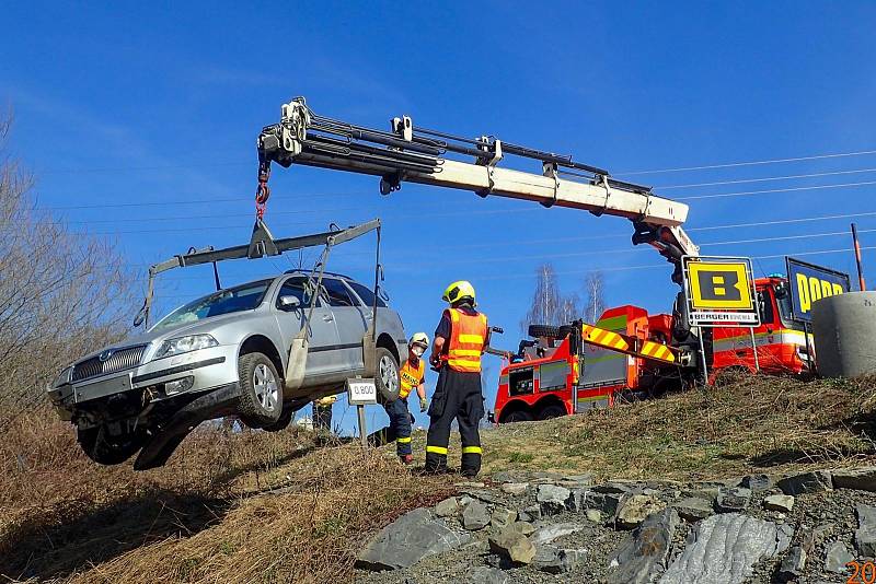 Dvě jednotky hasičů se ve středu 31. března 2021 odpoledne zapojily do likvidace následků dopravní nehody osobního automobilu ve Frýdku-Místku.