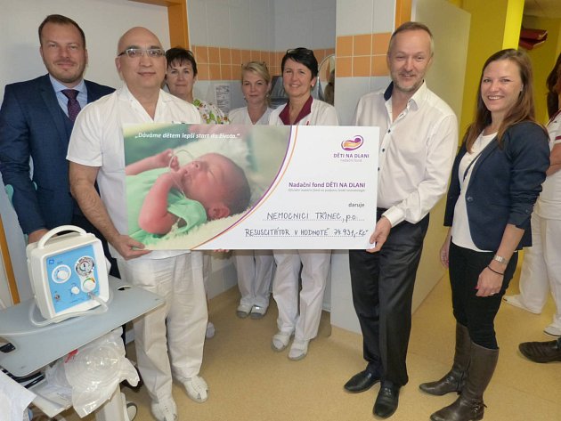 Zachránit novorozence pomůže nový resuscitační přístroj.