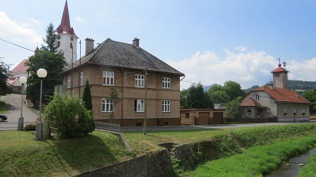 Klidová zóna v Palkovicích by měla vzniknout od tohoto místa. Na pořízené fotografii je v pravé části zachycena hasičská zbrojnice, která také dostane moderní vzhled. 