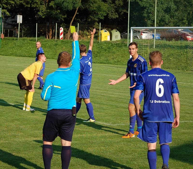 V zápase I. A třídy mezi Dobraticemi (v modrém) a Libhoští se diváci branek nedočkali. 