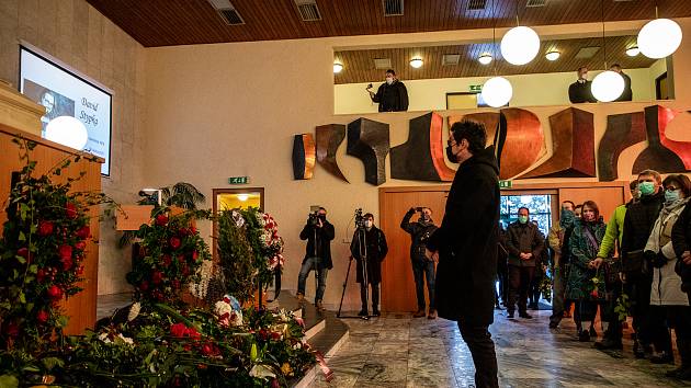 Lidé přišli do smuteční síně na centrální hřbitov ve Frýdku-Místku, kde proběhlo poslední rozloučení se zpěvákem Davidem Stypkou, 15. ledna 2021 ve Frýdku-Místku.