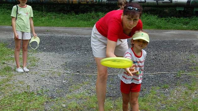 Frisbee si dnes s maminkou vyzkoušel i tříletý Tomáš Tomíček