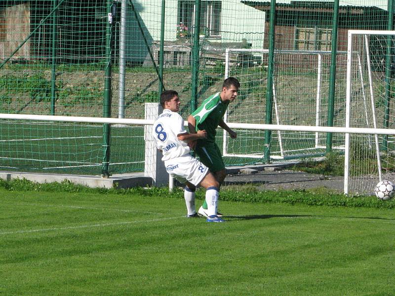 Obránce Michal Švrček bojuje o míč s útočníkem domácích.