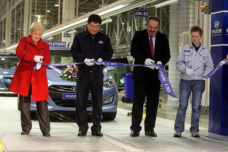 V Nošovicích oficiálně zahájili sériovou výrobu modelu Hyundai i30 nové generace. Vůz byl předtím prezentován pouze ve Frankfurtu a v Praze, k tuzemským dealerům se dostane v únoru.