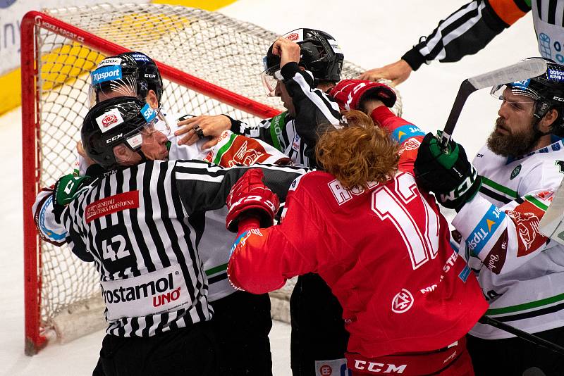 Utkání 2. kola semifinále play-off Generali České pojišťovny mezi HC Oceláři Třinec a BK Mladá Boleslav. 4. dubna 2021 v Třinci. Zleva Martin Pláněk, Jack William Rodewald.