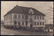 V roce 1926 vyrostla v centru Řepišť nová školní budova, která vznikla adaptací starého školního objektu z let 1874–1875 a přístavbou. Stavbu realizoval stavitel Alois Tyleček ze Sviadnova podle plánů architekta Ludvíka Juroše z Frýdku.