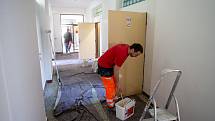 Město Frýdek-Místek rekonstruuje prostory pro rodiny ukrajinských uprchlíků, kteří najdou dočasný domov v bývalé budově kasáren v Místeckém lese, 28. března 2022 ve Frýdku-Místku.
