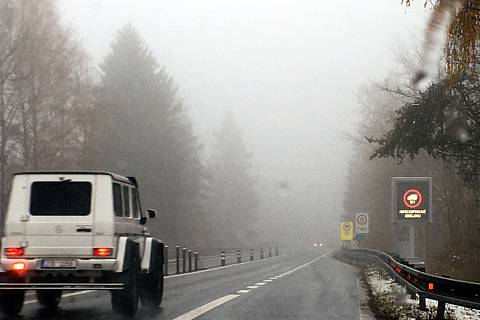 Úsek silnice I/56 mezi Ostravicí a Bílou je kamionům zapovězen, někteří řidiči ho ale nerespektují, 28. 11. 2023.