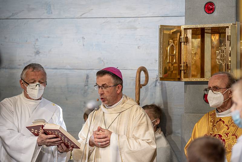 První bohoslužba v replice požárem zničeného dřevěného kostela Božího těla v Třinci-Gutech se konala v neděli 6. června 2021. (střed) Biskup Martin David.