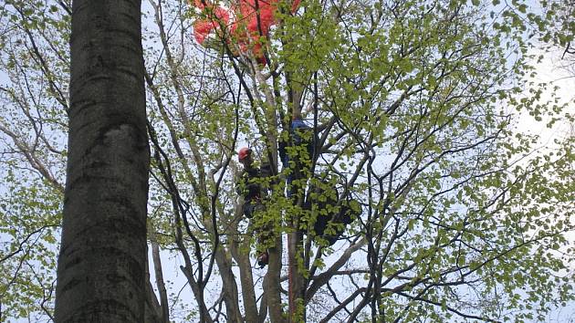 Záchrana polského paraglidisty v Beskydech.