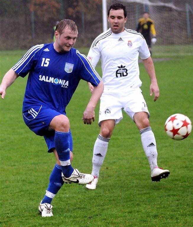 Divizní fotbalisté Lískovce (bílé dresy) prohráli v domácím prostředí s Petrovicemi 1:2.