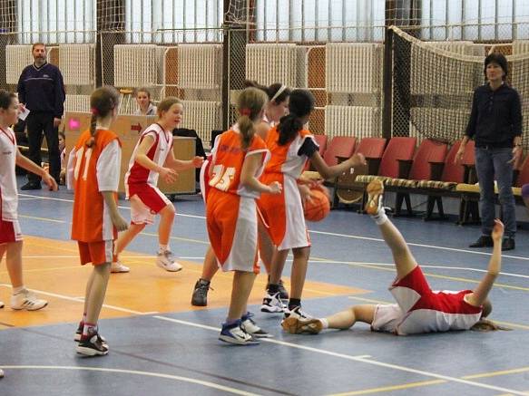 Utkání nejmladších minižákyň U11 mezi BK Frýdek-Místek a Basket Ostrava ze dne 2. února 2012.