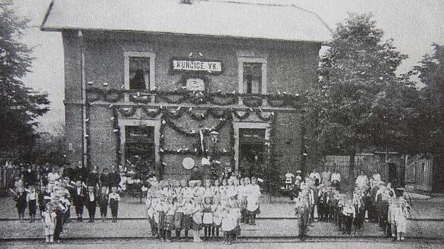 Kunčické děti očekávají průjezd pana prezidenta 25. června 1924.