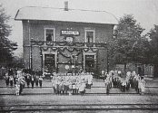 Kunčické děti očekávají průjezd pana prezidenta 25. června 1924.