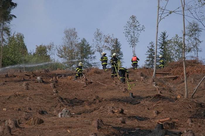 Požár na prudkém svahu beskydského masivu Ondřejník v Pstruží na Frýdecko-Místecku. Sobota 3. října 2020.