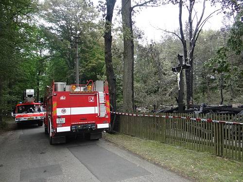 Následky požáru dřevěného kostela v Gutech. 