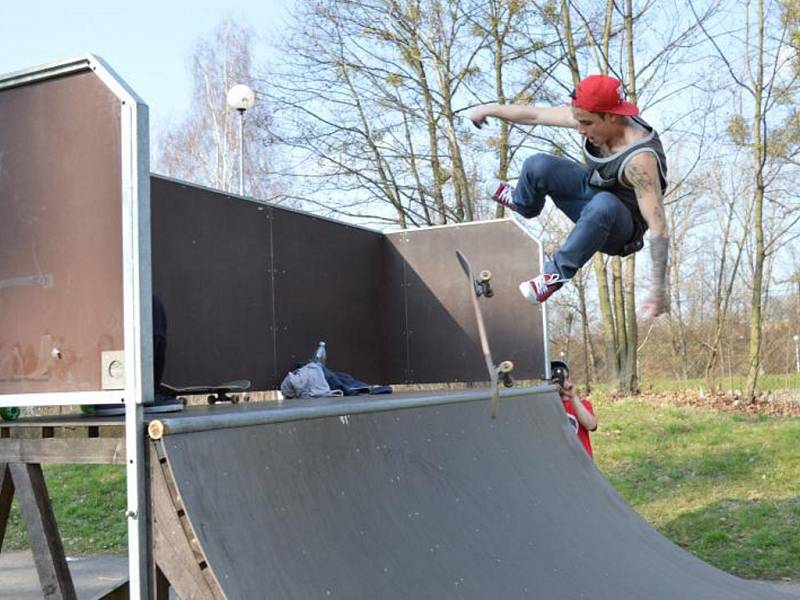 Provizorní skatepark na bývalém dopravním hřišti v ulici 28. října ve Frýdku-Místku příznivcům kolečkových sportů nestačí. 