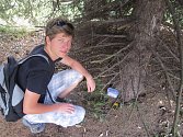 Třiadvacetiletý kačer David Damek, který má na svém kontě přes 1700 ulovených pokladů, na fotografii ukazuje nalezenou keš. Při hledání musí dávat pozor na mudly. 