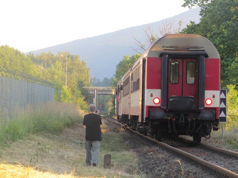 Do nákladního vozu narazil v pátek v podvečer na přejezdu mezi Pržnem a Frýdlantem nad Ostravicí osobní vlak. 