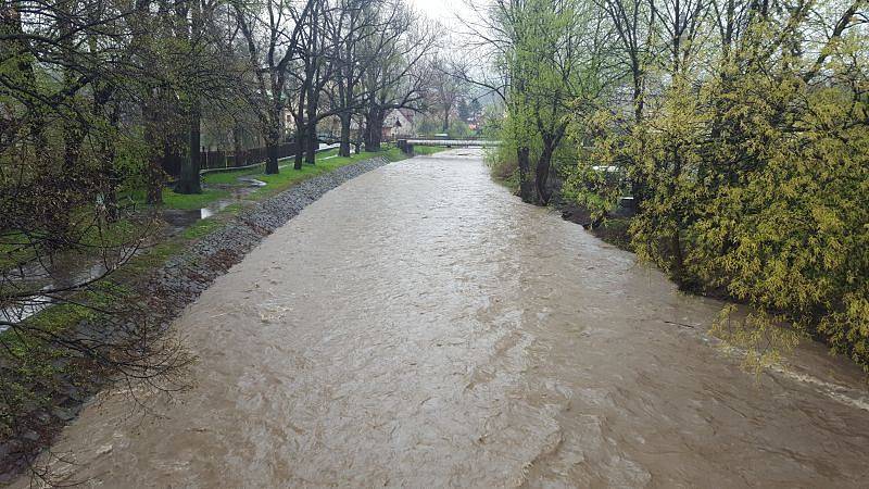 Vytrvalý déšť rozvodnil také potoky a řeky na Jablunkovsku.