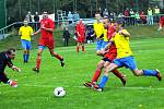 Kozlovičtí fotbalisté (žluté dresy) svou střeleckou smůlu protrhli v domácím střetnutí s Vlčovicemi. 