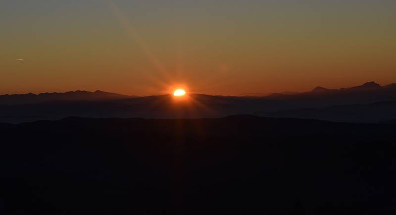 Atmosférický východ slunce na Lysé Hoře v listopadu 2022.