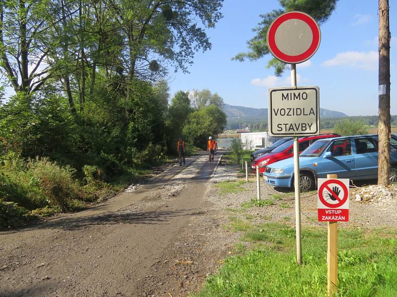 Po dně přehrady Olešné jezdí bagry a postupně ukusují sedimenty, které se tam za více než 50 let usadily.