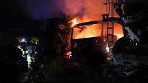 Noční požár pěti domíchávačů betonu ve Staříči.