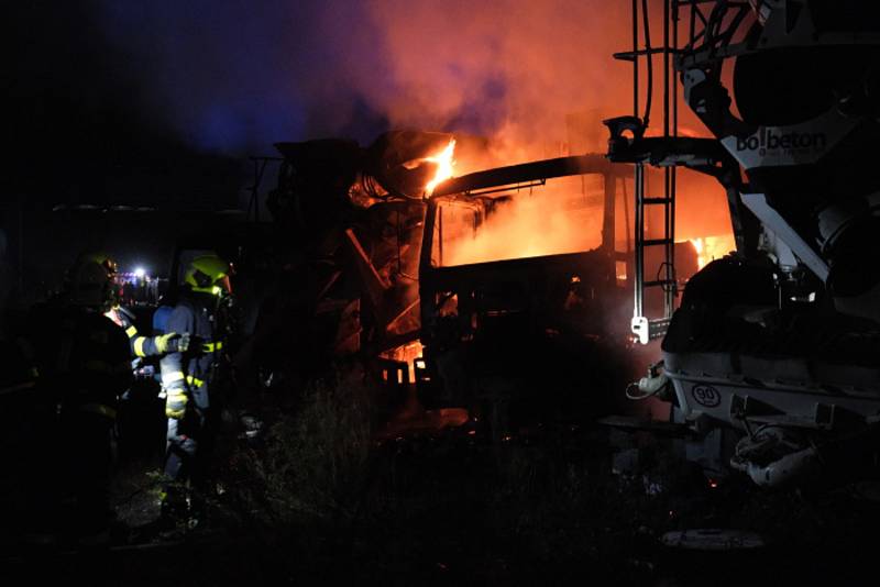 Noční požár pěti domíchávačů betonu ve Staříči.
