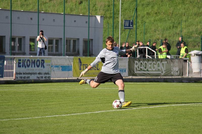 Valcíři si vyšlápli na lídra tabulky, když na domácím trávníku porazili hradecké Votroky 3:1. 