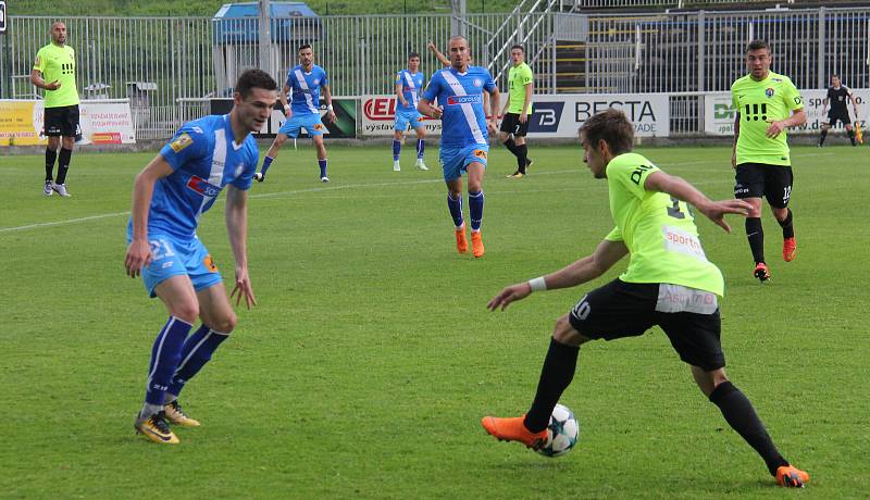 Fotbalisté Frýdku-Místku (v modrém) remizovali v domácím prostředí s Vítkovicemi 2:2.