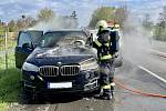 Dvě jednotky hasičů zasahovaly v sobotu 8. května krátce před 9. hodinou ranní u požáru osobního automobilu v Kunčičkách u Bašky.