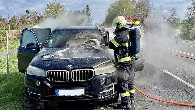 Dvě jednotky hasičů zasahovaly v sobotu 8. května krátce před 9. hodinou ranní u požáru osobního automobilu v Kunčičkách u Bašky.