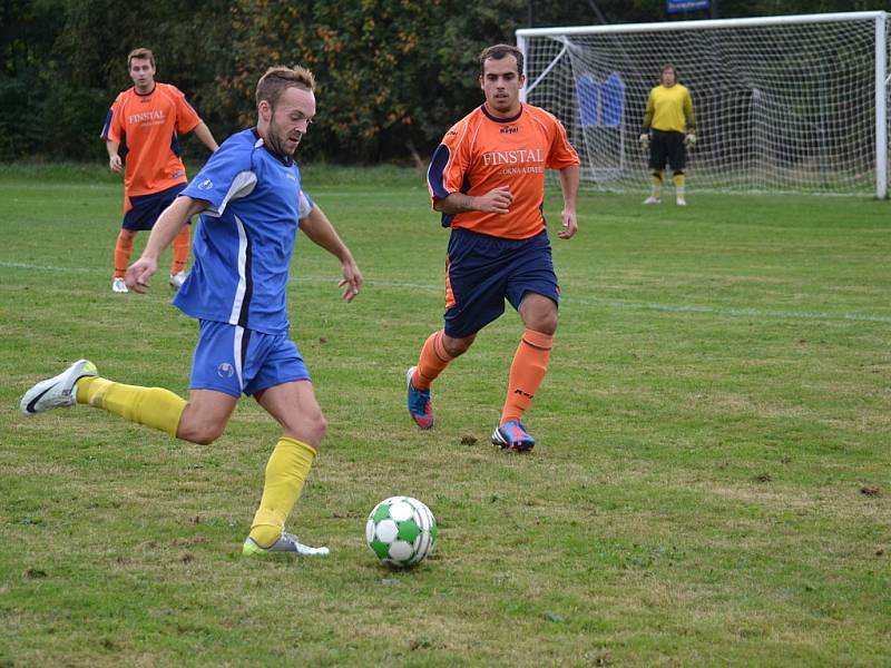 Fotbalisté Lučiny (oranžové dresy) pokračují ve vítězném tažení, když před domácími fanoušky porazili Fryčovice 3:0.