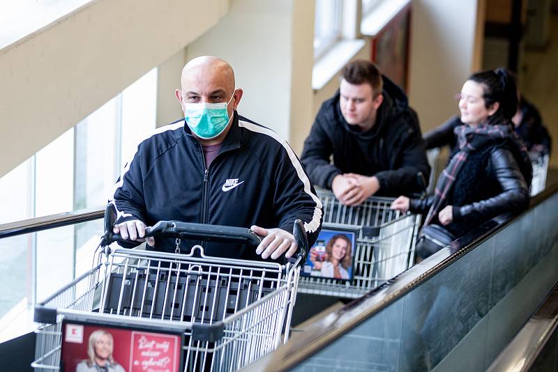 Situace v obchodech během celostátní karantény v Česku.