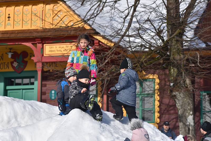 Pustevny jako obvykle ožily o víkendu návalem turistů, 20. února 2021.