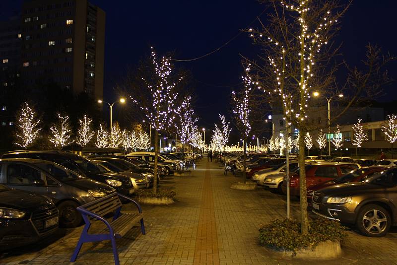 Ve Frýdku-Místku se v pátek slavnostně rozzářil vánoční strom i výzdoba po celém městě.
