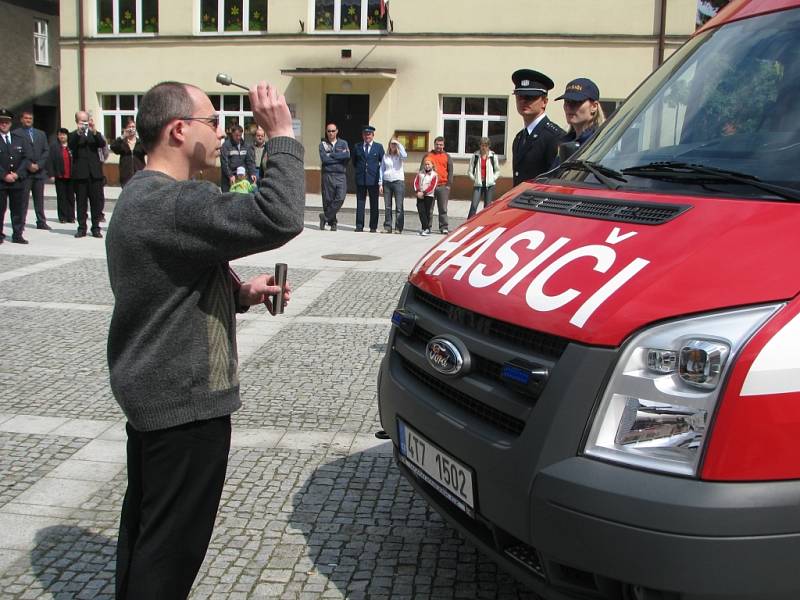 Frýdlantský kaplan otec Martin Sudora se během slavnosti pomodlil za všechny, kdo budou novou hasičskou techniku využívat a oba nové automobily požehnal a pokropil svěcenou vodou.