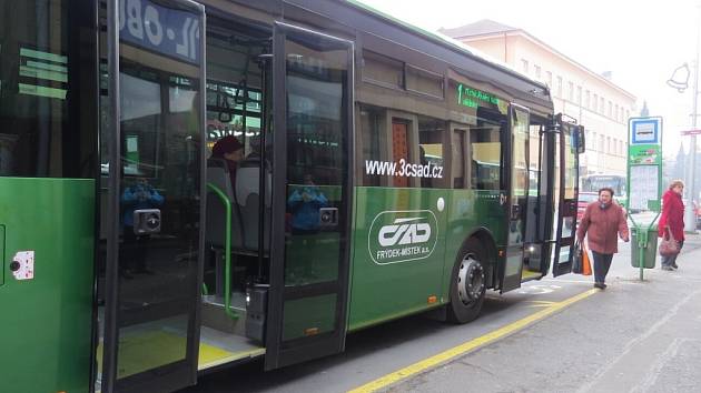 Moderní autobus v ulicích Frýdku-Místku. 