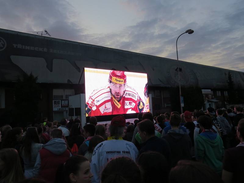 Třinečtí fanoušci fandili svému týmu ve finále hokejového play off i u velkoplošné obrazovky u staré Werk Areny. 