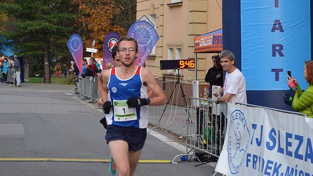 Vítězem hlavního závodu mužů na 10 km se opět stal Jakub Zemaník.  