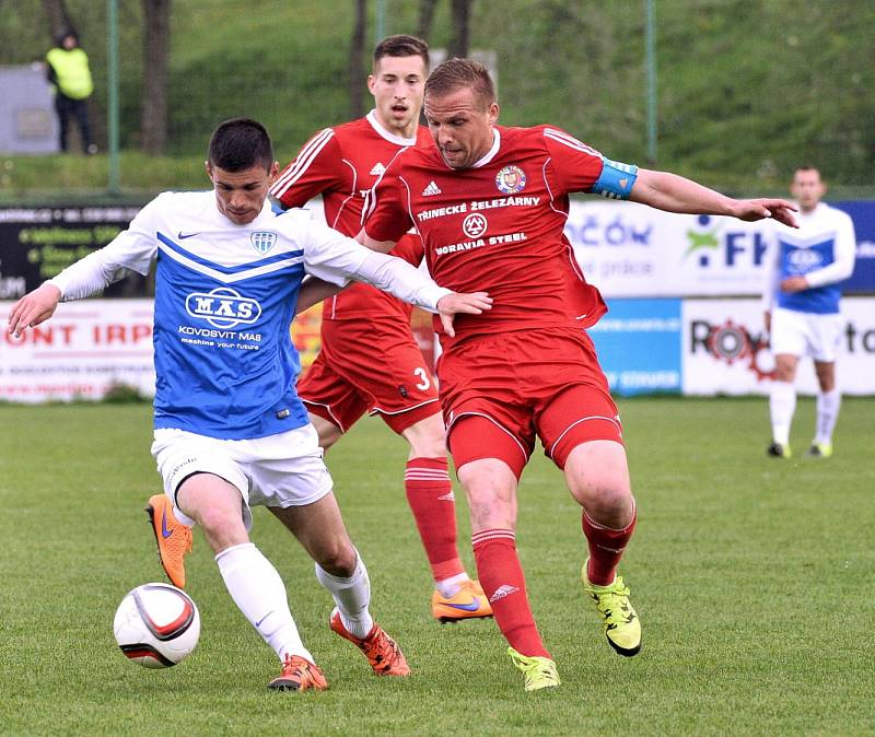 Fotbalisté Třince (v červeném) dokázali v dohrávaném utkání FNL porazit na vlastním hřišti celek Táborska 2:0. 