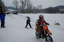 V Kozlovicích se v neděli 17. ledna jely závody v motoskjöringu, zimním motokrosu a na čtyřkolkách.