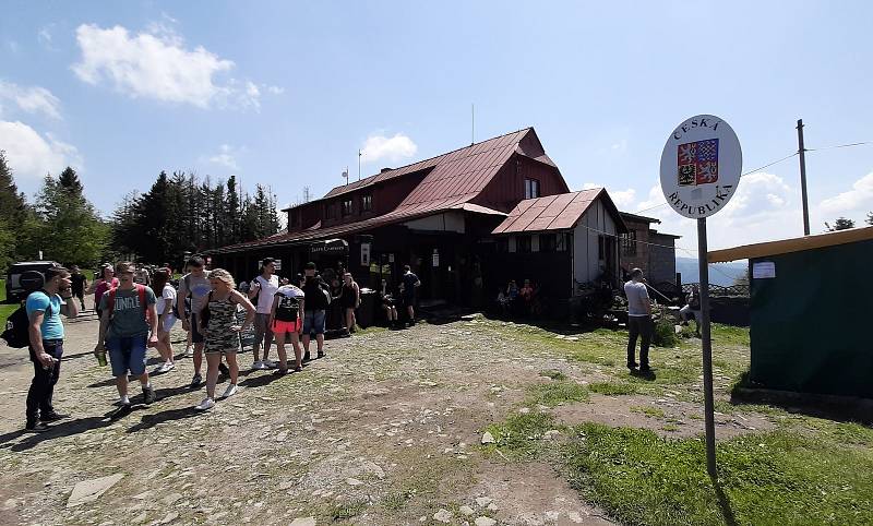 Krásné sobotní počasí vylákalo Čechy i Poláky do hor. Na hraničním vrcholu Velká Čantoryje byly stovky lidí.