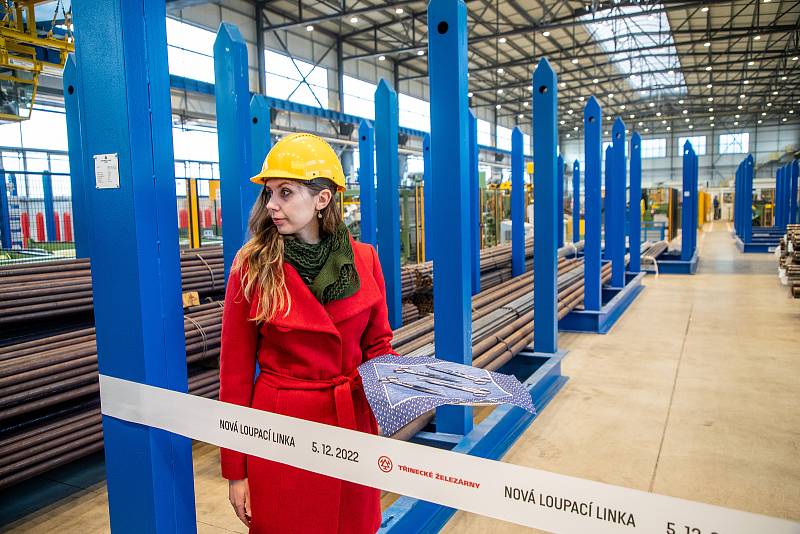 V Třineckých železárnách zprovoznili automatickou linku pro úpravu ocelových tyčí, 5. prosince 2022, Třinec.