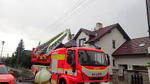 Zásah hasičů u požáru střechy rodinného domu ve Frýdku-Místku.