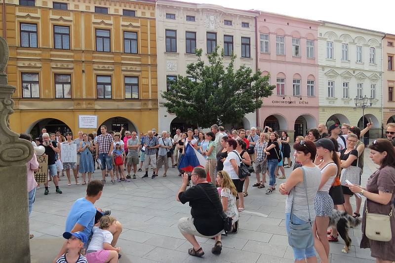 Demonstrace za nezávislou justici a proti vládě na náměstí Svobody ve Frýdku-Místku v úterý 11. června.