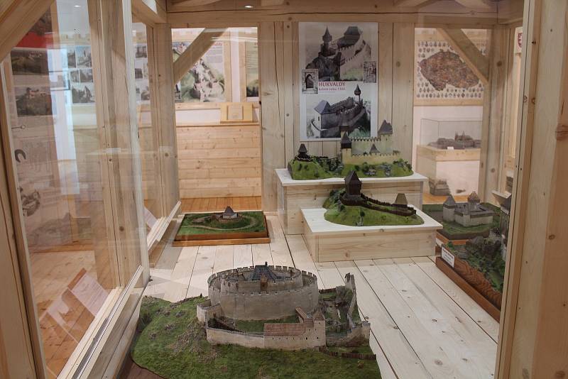 Expozice Země hradů se nachází v budově Turistického informačního centra.