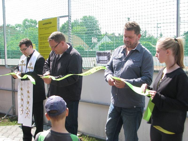 Ve Sviadnově v sobotu dopoledne slavnostně otevřeli nově zrekonstruovaného hřiště. 