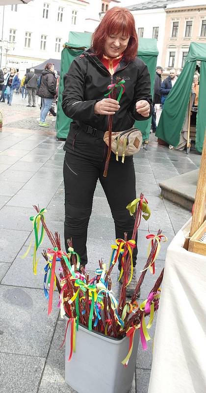 Velikonoční trhy a program na místeckém náměstí Svobody, kde nechybělo působivé pašijové ukřižování, při němž stříkala umělá krev.